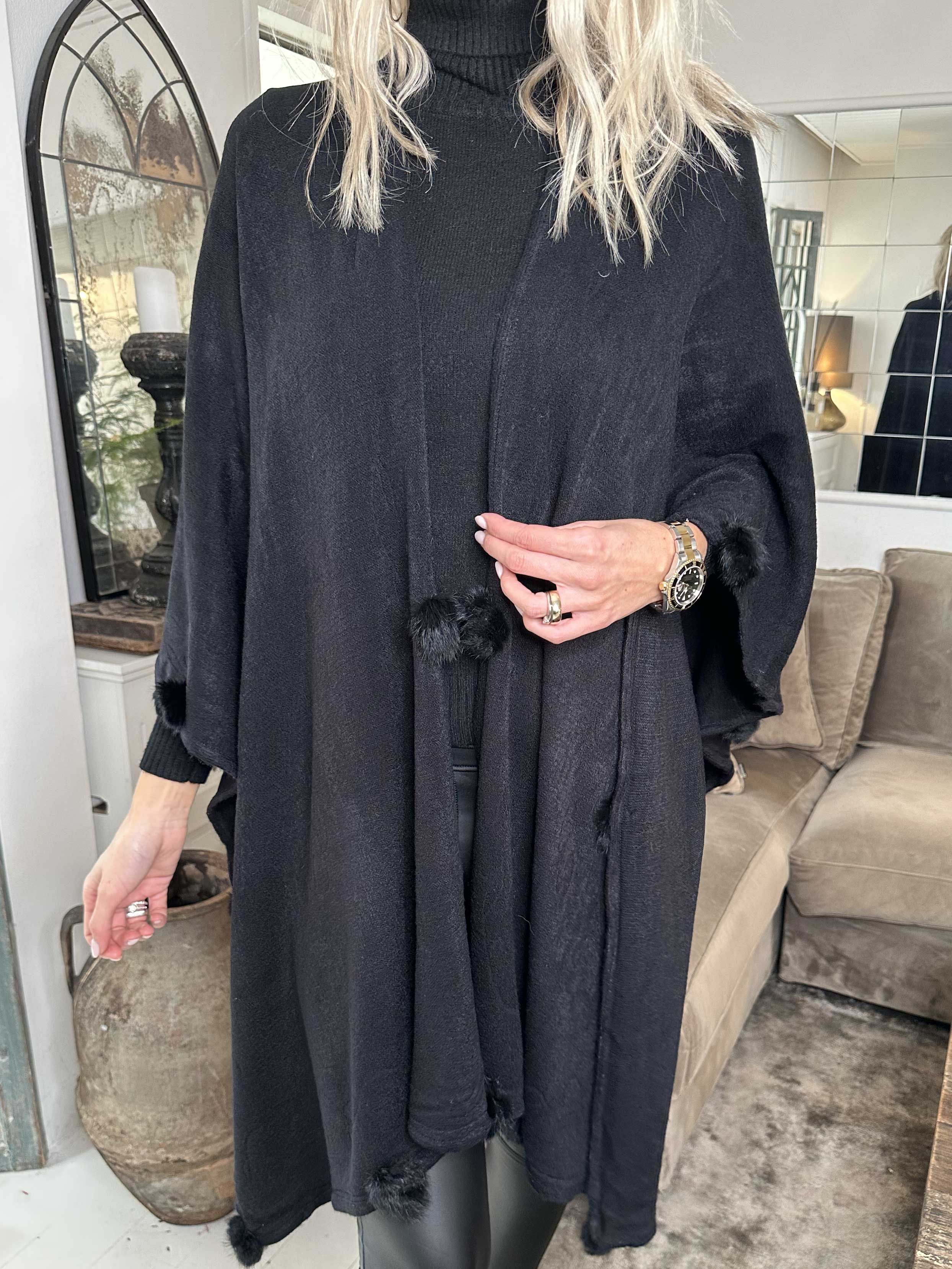 Nila - Lång varm poncho med pomponer